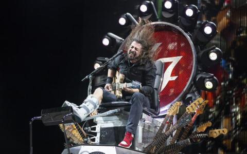 Foo Fighters Dave Grohl broke leg-large